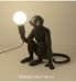 Stylowa lampa stołowa - małpka siedząca